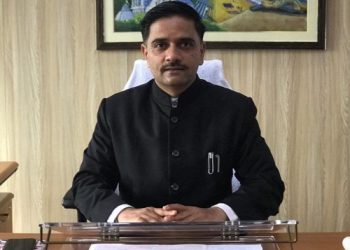 ଟେଲର୍ ବାପା, ଦିନ ମଜୁରିଆ ମା’ ଙ୍କ ଆଇଏଏସ୍ ପୁଅ