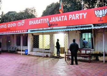 ଅଫିସ୍ ପାର୍ଟ ଟାଇମ୍, ଦଲାଲି ଫୁଲ୍ ଟାଇମ୍!