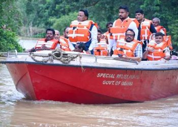 ବୋଟ୍ ରେ ବନ୍ୟାଞ୍ଚଳ ବୁଲିଲେ ମୁଖ୍ୟମନ୍ତ୍ରୀ